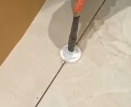 麻阳瓷砖空鼓维修公司专业解答瓷砖在铺贴过程中，如果没有涂抹均匀到位的粘结材料（如水泥砂浆或瓷砖胶），可能会导致以下问题
