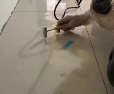 麻阳瓷砖开裂维修公司专业分享瓷砖在铺贴前如果没有沥干水分，将会导致以下问题